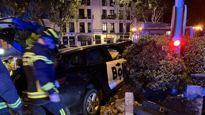 Bomberos junto al coche accidentado en Atocha (Madrid). Bomberos junto al coche accidentado en Atocha (Madrid).