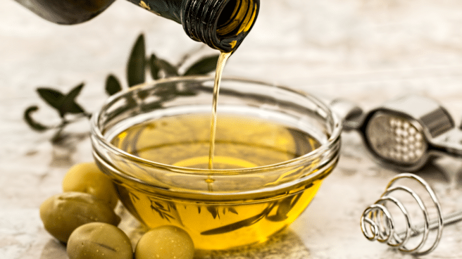 Un recipiente con aceite de oliva, sabiendo cuáles son las alternativas para reemplazarlo y su precio en España