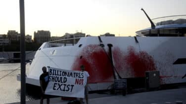 Activistas climáticos vuelven a vandalizar el megayate de la heredera de Walmart en Barcelona