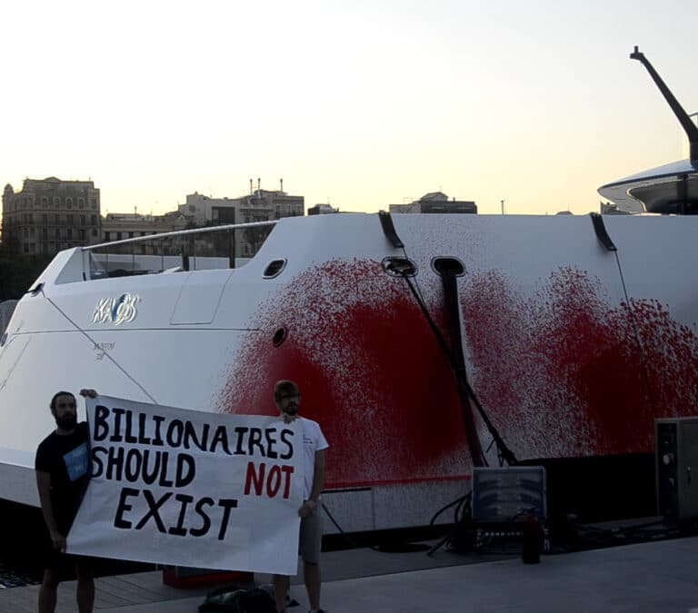 Activistas climáticos vuelven a vandalizar el megayate de la heredera de Walmart en Barcelona