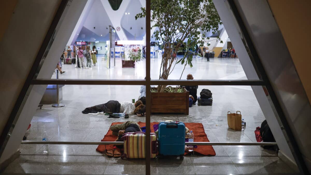 - Los extranjeros duermen dentro del aeropuerto esperando un vuelo después de un poderoso terremoto que azota Marruecos, en Marrakech