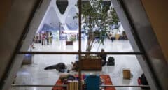La noche eterna de miles de turistas en el aeropuerto de Marrakech