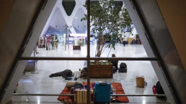La noche eterna de miles de turistas en el aeropuerto de Marrakech
