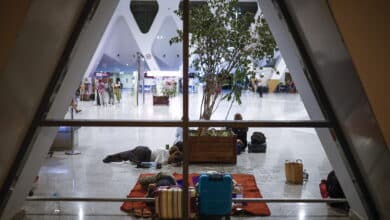 La noche eterna de miles de turistas en el aeropuerto de Marrakech