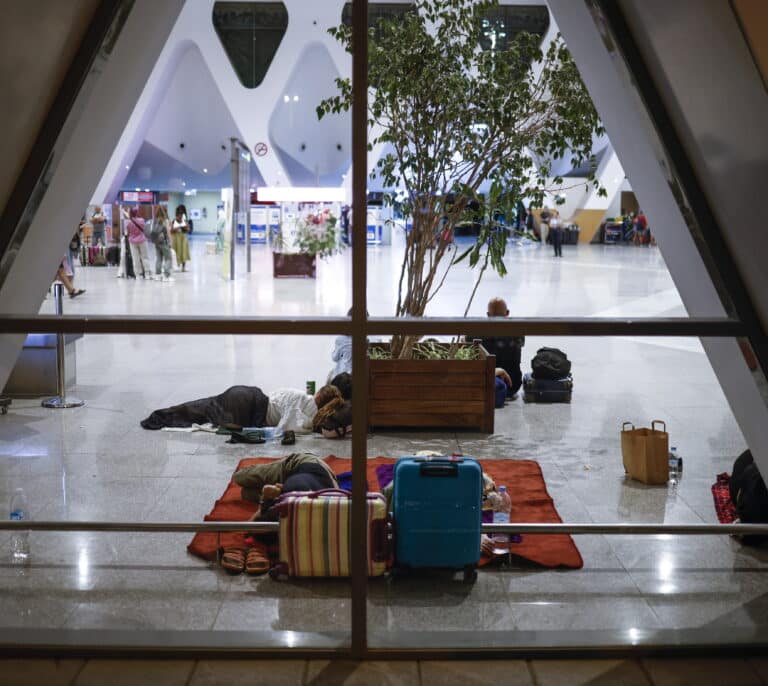 La noche eterna de miles de turistas en el aeropuerto de Marrakech