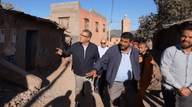 El primer ministro de Marruecos visita por primera vez el epicentro del terremoto dos semanas después: "Un Gobierno en coma"