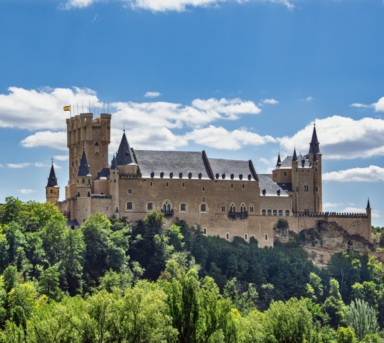 El Alcázar de Segovia y Sevilla: las localizaciones españolas que inspiraron dos películas de Disney