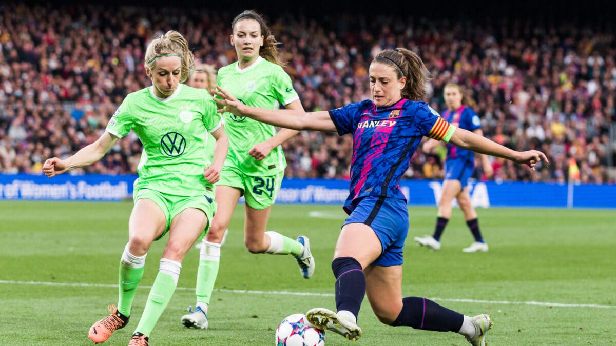 Alexia Putellas del FC Barcelona en acción durante el partido semifinal de la Liga de Campeones Femenina de la UEFA entre el FC Barcelona y el VFL Wolfsburg en el Camp Nou