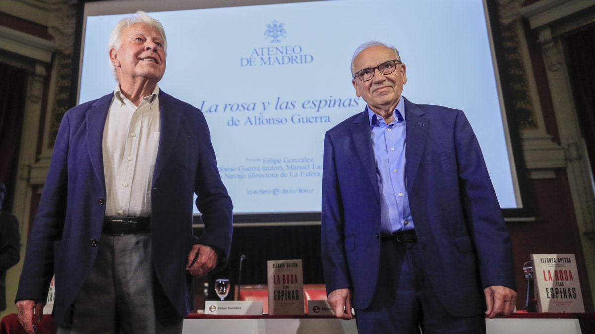 El ex vicepresidente del Gobierno Alfonso Guerra (d), junto al ex presidente del Gobierno Felipe González (i), durante la presentación de su libro 'La rosa y las espinas: El hombre detrás del político', este miércoles en el Ateneo de Madrid.