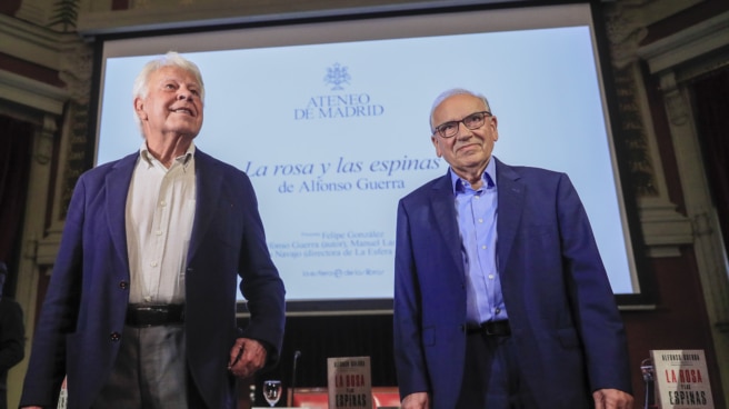 El viejo PSOE contra el falso Quevedo El ex vicepresidente del Gobierno Alfonso Guerra (d), junto al ex presidente del Gobierno Felipe González (i), durante la presentación de su libro 'La rosa y las espinas: El hombre detrás del político', este miércoles en el Ateneo de Madrid.