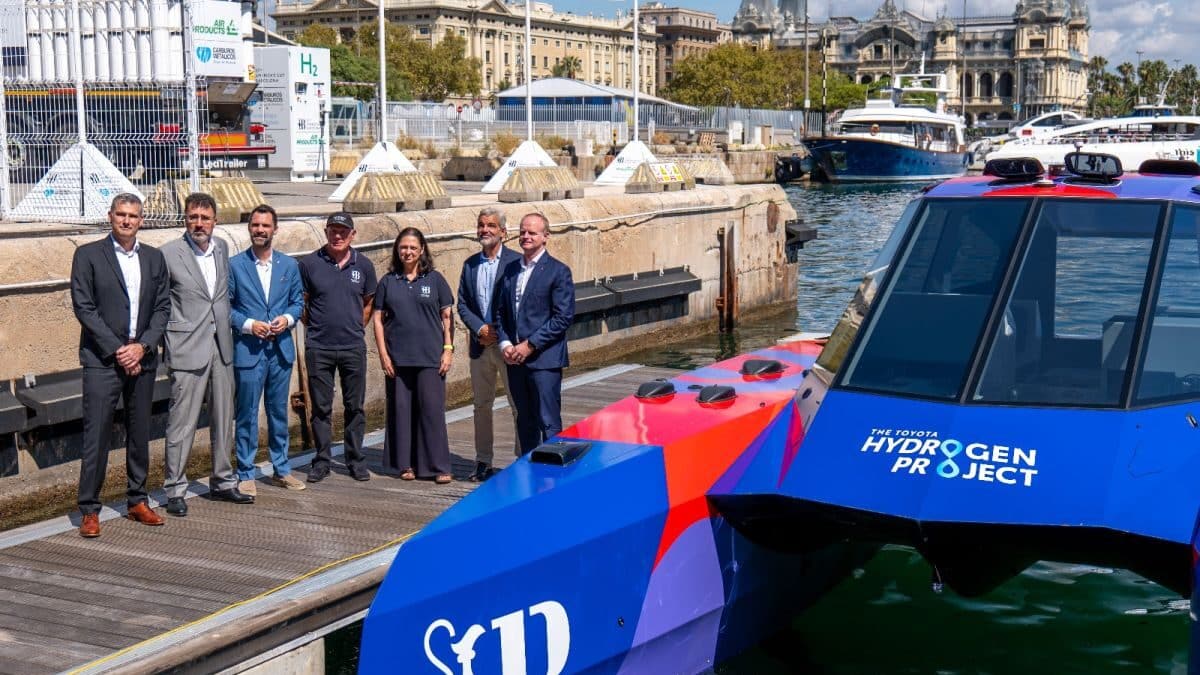 Imagen de los representantes de la America's Cup y del consejero de Empresa y Trabajo, Roger Torrent