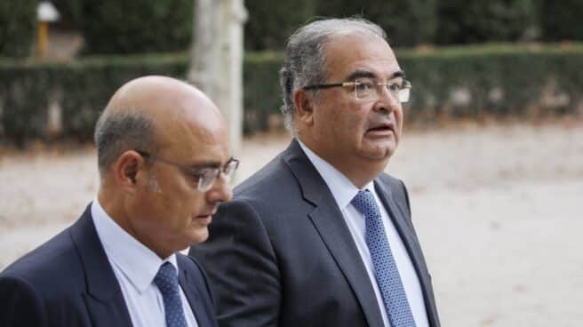 Ángel Ron y su abogado José Antonio Choclán, en octubre de 2022, cuando el expresidente del Banco Popular acudió a la Audiencia Nacional para declarar ante el juez Pedraz por la ampliación de capital que ahora el Banco de España ha calificado de un "éxito". Ángel Ron y su abogado José Antonio Choclán, en octubre de 2022, cuando el expresidente del Banco Popular acudió a la Audiencia Nacional para declarar ante el juez Pedraz por la ampliación de capital que ahora el Banco de España ha calificado de un "éxito".