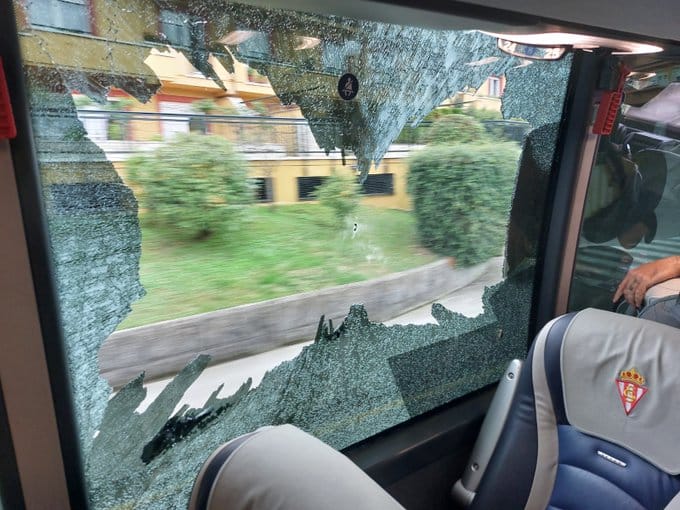 Imagen del autobús del Sporting de Gijón tras ser apedreado