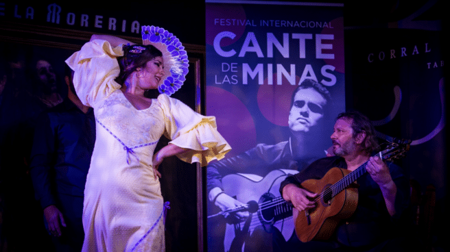 Una bailaora de flamenco, sabiendo cómo y dónde solicitar la ayuda de 600 euros de la SEPE para los artistas en paro