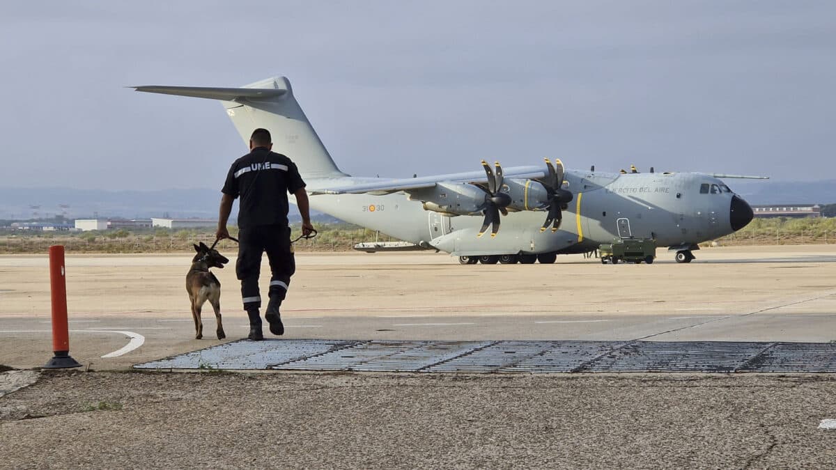 Un equipo de Búsqueda y Rescate Urbano (USAR) de la Unidad Militar de Emergencias (UME) del ejército español compuesto por 56 militares y 4 perros