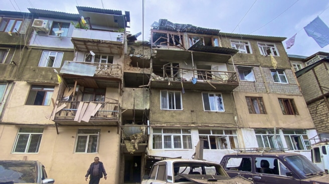 Una fotografía proporcionada por OC Media muestra daños a edificios residenciales y vehículos en Stepnakert, Nagorno-Karabaj, 19 de septiembre de 2023.