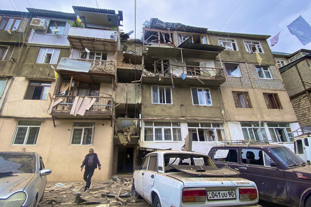 Una fotografía proporcionada por OC Media muestra daños a edificios residenciales y vehículos en Stepnakert, Nagorno-Karabaj, 19 de septiembre de 2023.
