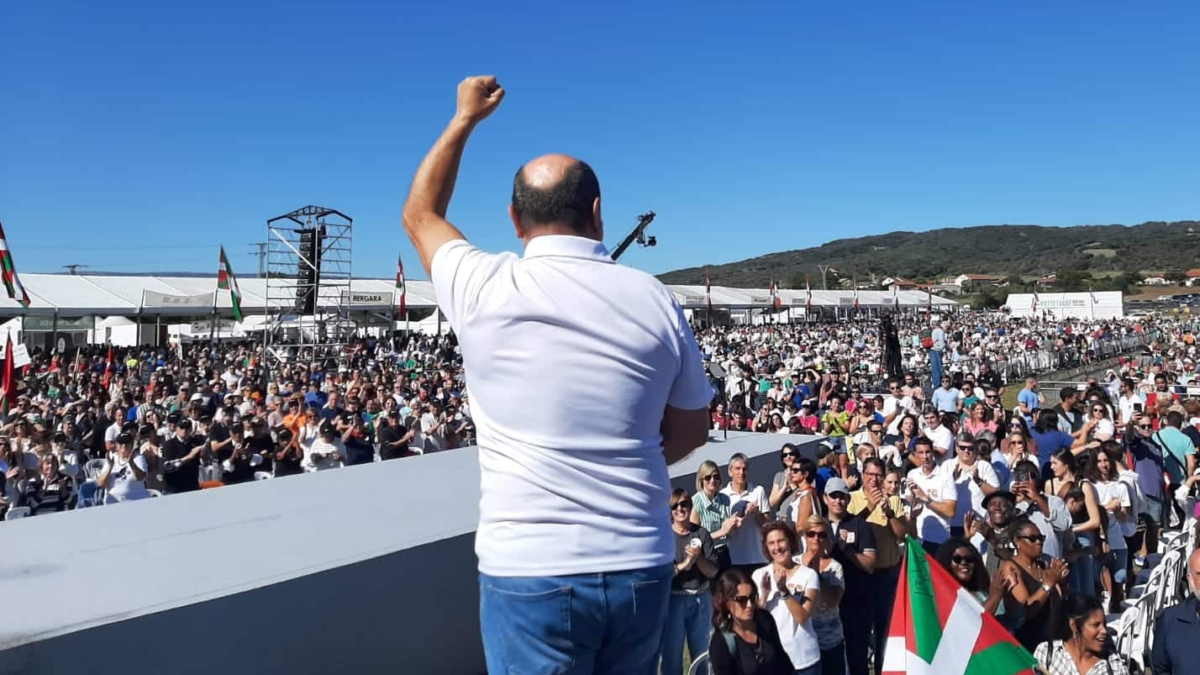 El presidente del PNV, Andoni Ortuzar, saluda a los asistentes al 'Alderdi Eguna' hoy en Foronda.