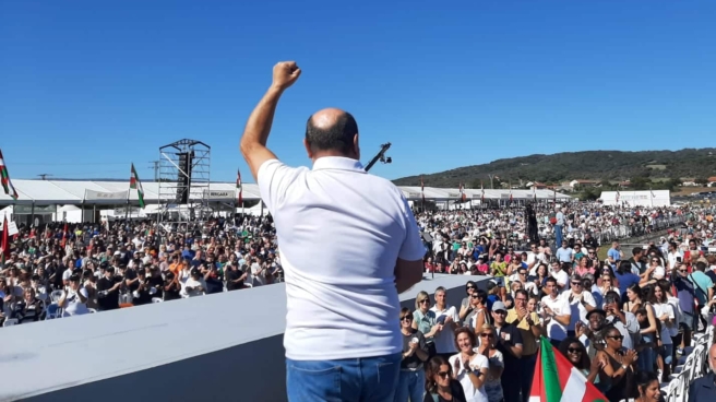 b1da9241-834a-4b41-b2f7-784d036453fe El presidente del PNV, Andoni Ortuzar, saluda a los asistentes al 'Alderdi Eguna' hoy en Foronda.