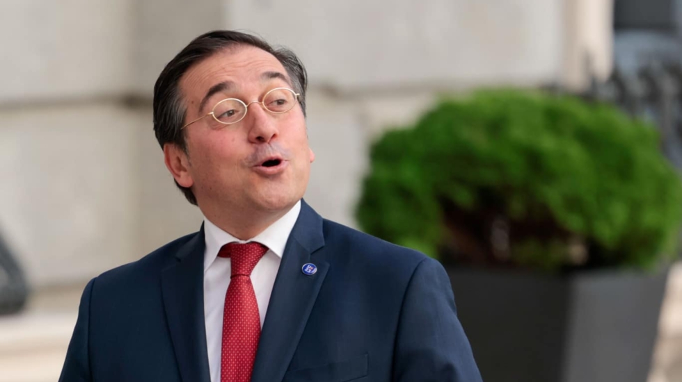 El ministro de Exteriores, José Manuel Albares a su llegada este viernes al Congreso donde se celebra la segunda votación a la investidura del candidato popular Alberto Núñez Feijóo.