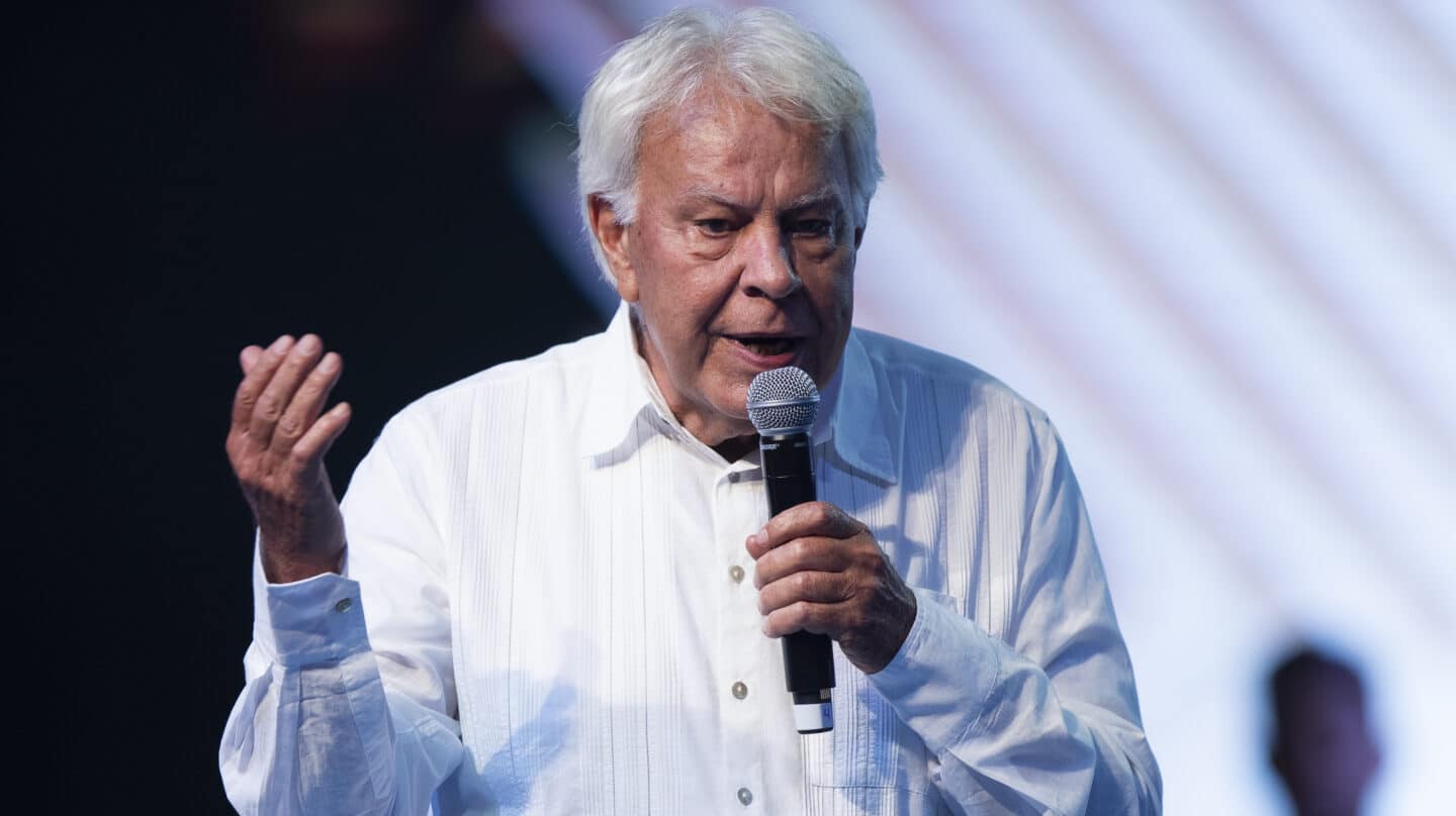 MEX4131.CIUDAD DE MÉXICO (MÉXICO), 01/09/2023.- El expresidente español Felipe González (1982-1996) participa hoy en el evento "México Siglo XXI 'Lo haces tú'", en el Auditorio Nacional en la Ciudad de México (México). México está en el lugar perfecto para dar un salto en el desarrollo espectacular, ante una globalización más ordenada en el mundo, afirmó este viernes Felipe González, expresidente del Gobierno de España (1982-1996). EFE/ Isaac Esquivel