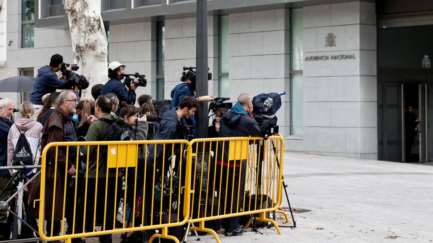 Numerosos medios apostados a las puertas de la Audiencia Nacional, donde Luis Rubiales declaró este viernes