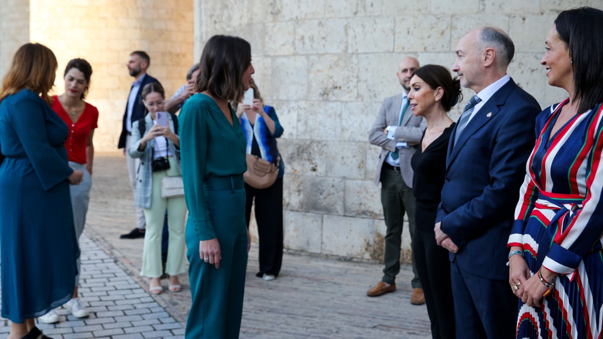 La presidenta de las Cortes de Aragón (Vox) niega el saludo a Irene Montero y PAM