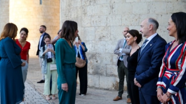 La presidenta de las Cortes de Aragón (Vox) niega el saludo a Irene Montero y PAM
