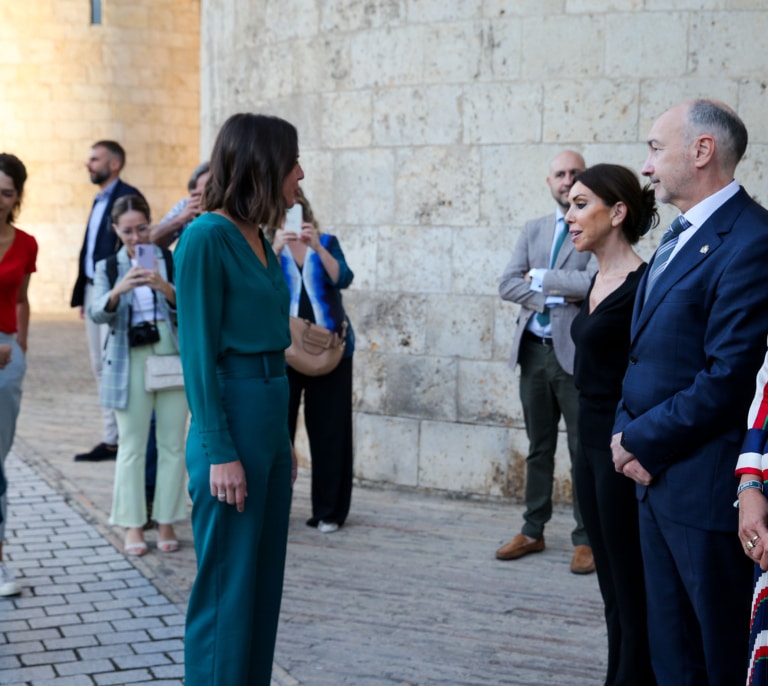 La presidenta de las Cortes de Aragón (Vox) niega el saludo a Irene Montero y PAM