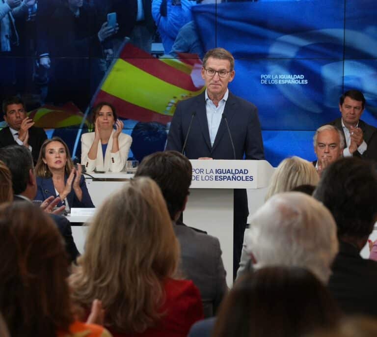 Feijóo justifica ante sus barones que incluyera a Junts en la ronda para la investidura