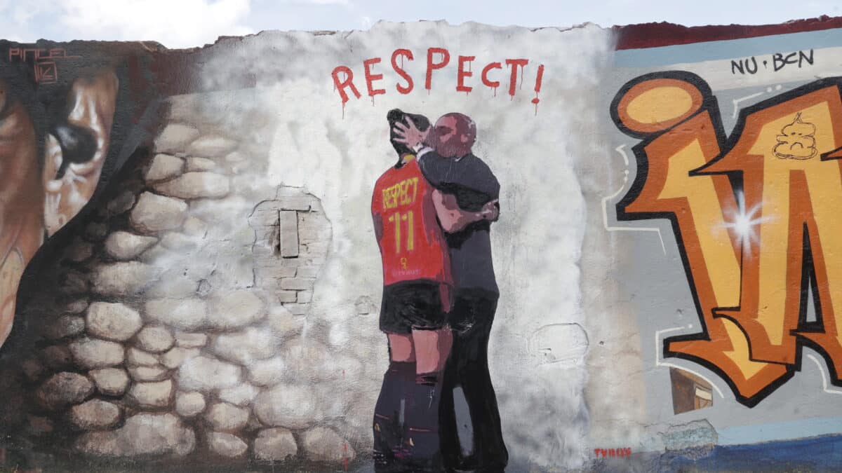 Mural del artista urbano TVBoy relativo a la polémica del beso del presidente de la Federación Española de Fútbol, Luis Rubiales, a la jugadora de la selección española, Jennifer Hermoso en el que el artista ha inmortalizado el beso con un dibujo en un parque de Barcelona en que se ve a los dos protagonistas y la palabra Respect en la camiseta de la jugadora.