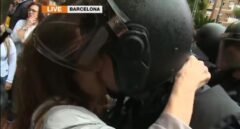 Un policía del 1-O denuncia a una manifestante que le dio un beso "libinidoso" durante el referéndum ilegal