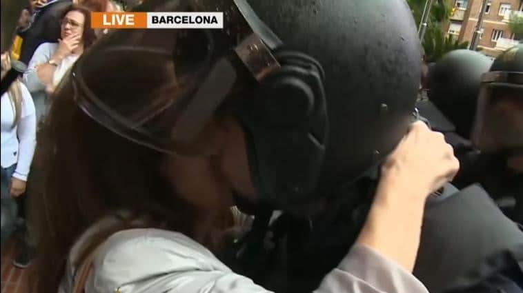 Un policía del 1-O denuncia a una manifestante que le dio un beso "libinidoso" durante el referéndum ilegal