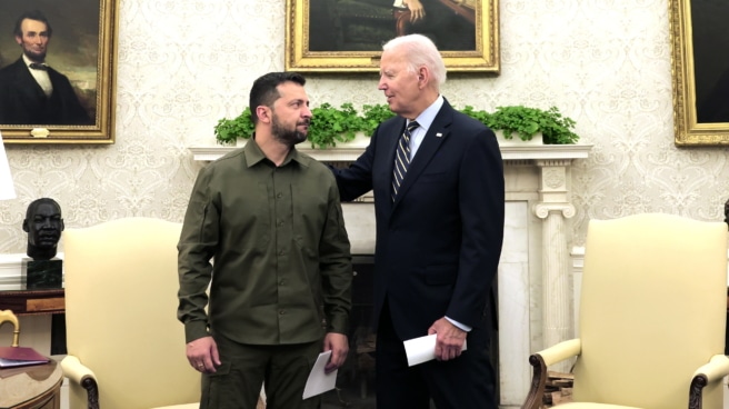 Joe Biden (R) celebra una reunión bilateral con el Presidente ucraniano Volodymyr Zelensky (L) en la Oficina Oval de la Casa Blanca