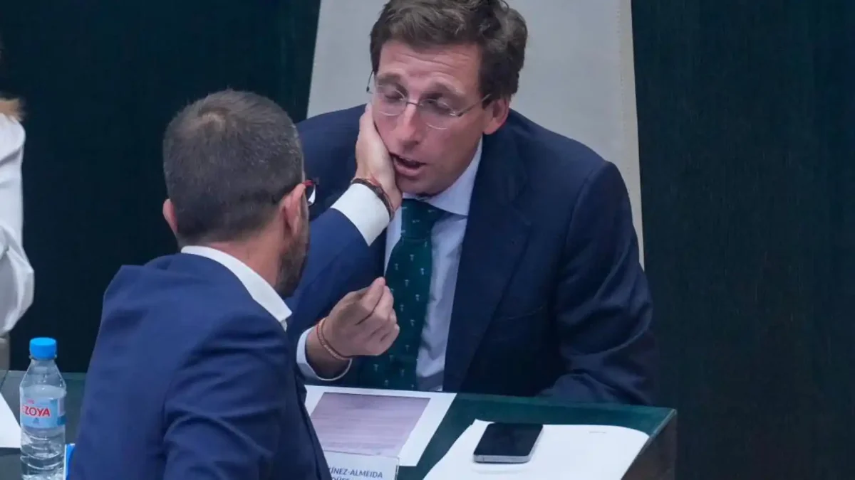 Momento en el que Daniel Viondi le toca la cara a Martínez-Almeida en el pleno de este jueves