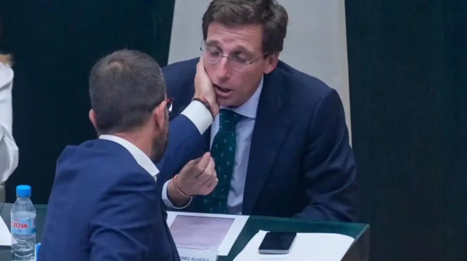 Dimite el concejal socialista que palmeó a Almeida en su cara tras exigírselo el PSOE de Madrid