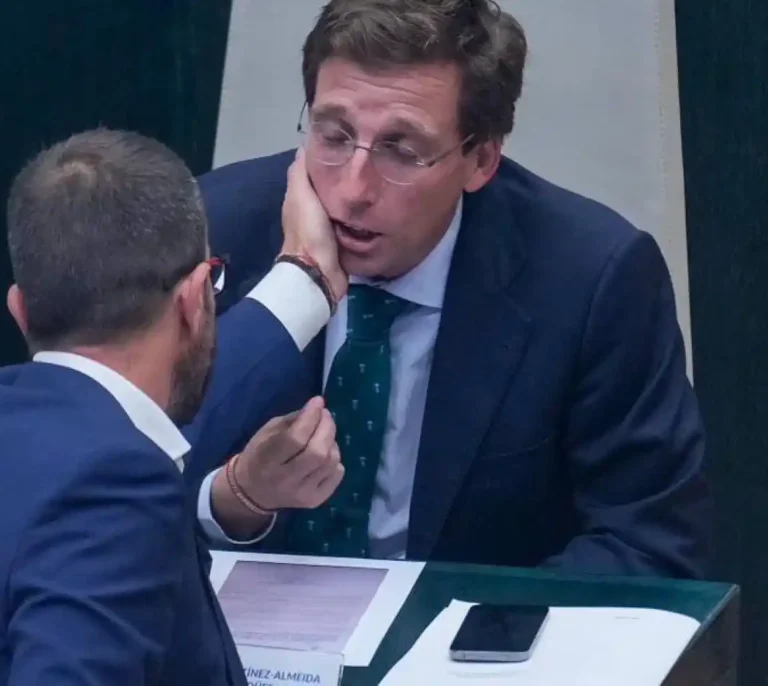 Un concejal socialista es expulsado del pleno del Ayuntamiento de Madrid tras dar varias palmadas en la cara de Almeida
