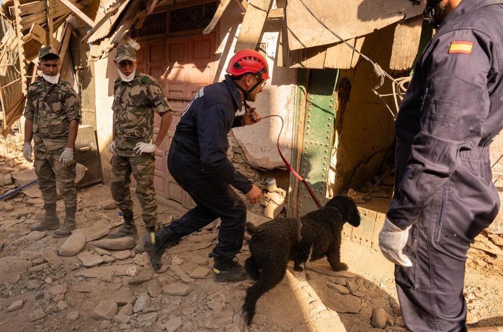 Bomberos españoles durante las tareas de búsqueda de supervivientes en Marruecos.