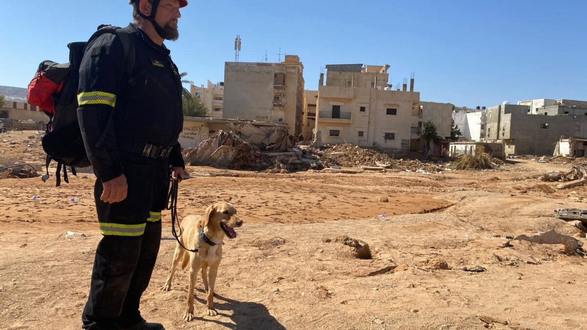 Bombero español en Derna (Libia)