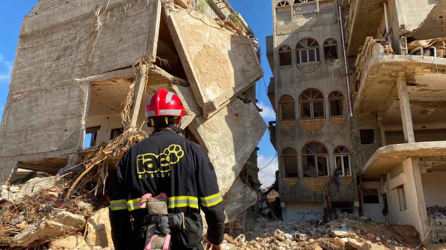 Un bombero español en Derna (Libia)