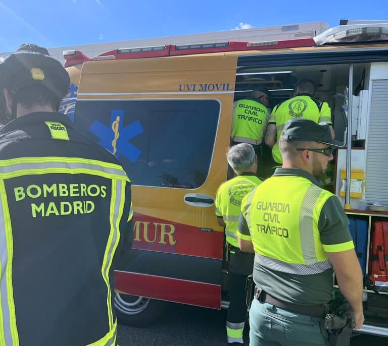 Muere un camionero en la M-50 atropellado por un vehículo al bajar a señalizar una avería
