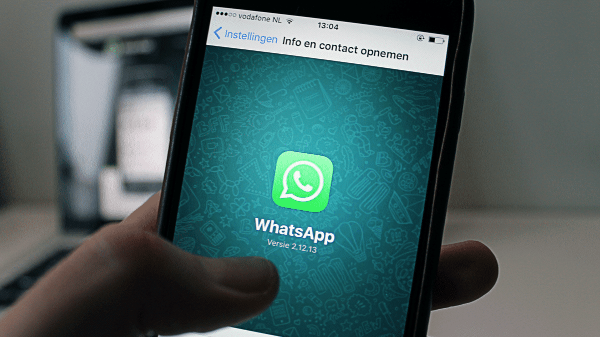 Un teléfono con aplicación de Whatsapp, que se usa para difundir los bulos de imágenes que “hackean el teléfono en 10 segundos”