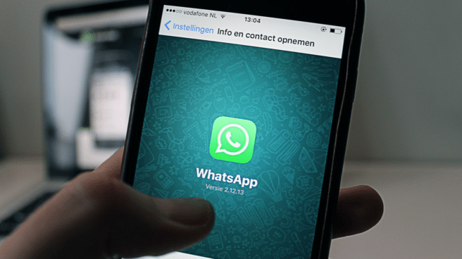 Un teléfono con aplicación de Whatsapp, que se usa para difundir los bulos de imágenes que “hackean el teléfono en 10 segundos”
