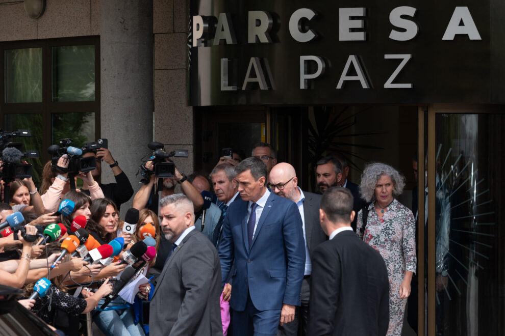  El presidente del Gobierno en funciones, Pedro Sánchez, a su salida del tanatorio de La Paz tras presentar sus condolencias a la familia de María Teresa Campos. EFE/Fernando Villar