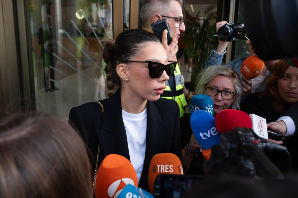 Alejandra Rubio, nieta de María Teresa Campos, atiende a los medios a su llegada al tanatorio de La Paz de Tres Cantos. EFE/Fernando Villar