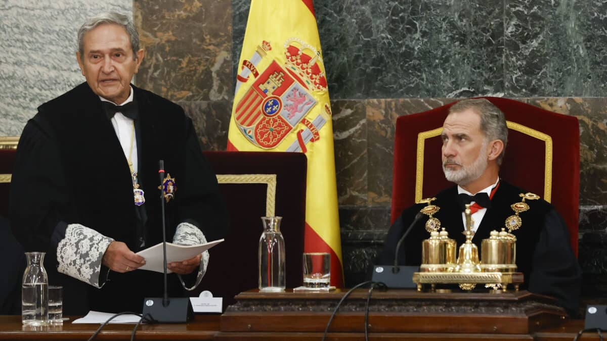El rey Felipe VI escucha el discurso del presidente interino del Tribunal Supremo Francisco, Marín Castán (EFE)