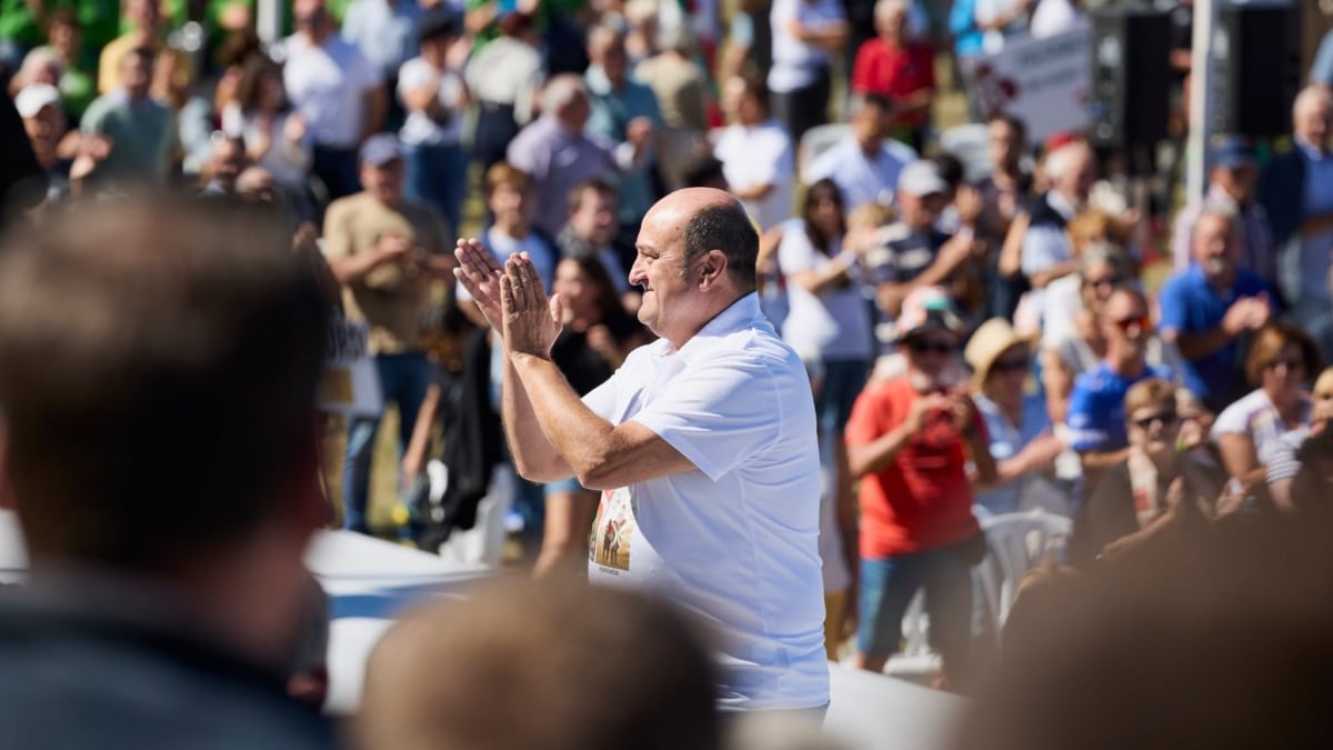 El votante del PNV cambia: menos independentista, más de centro y tan "vasco como español"