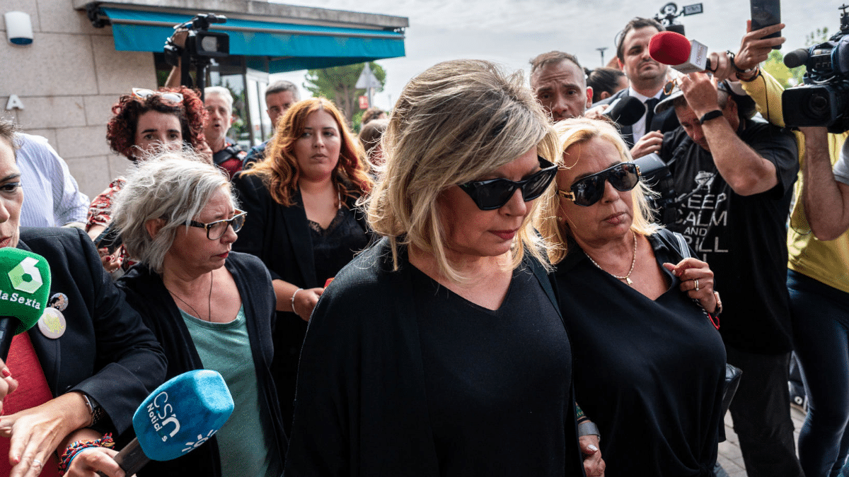 Terelu Campos y su hermana Carmen Borrego llegan esta mañana al tanatorio de La Paz de Tres Cantos donde ha quedado instalada la capilla ardiente de su madre, la periodista María Teresa Campos, fallecida este martes a los 82 años.