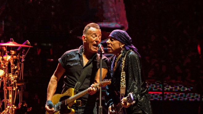 Bruce Springsteen pospone todas sus actuaciones hasta 2024 para recuperarse de una úlcera péptica El cantante Bruce Springsteen actúa en el Estadi Olímpic Lluís Companys de Barcelona, a 28 de abril de 2023