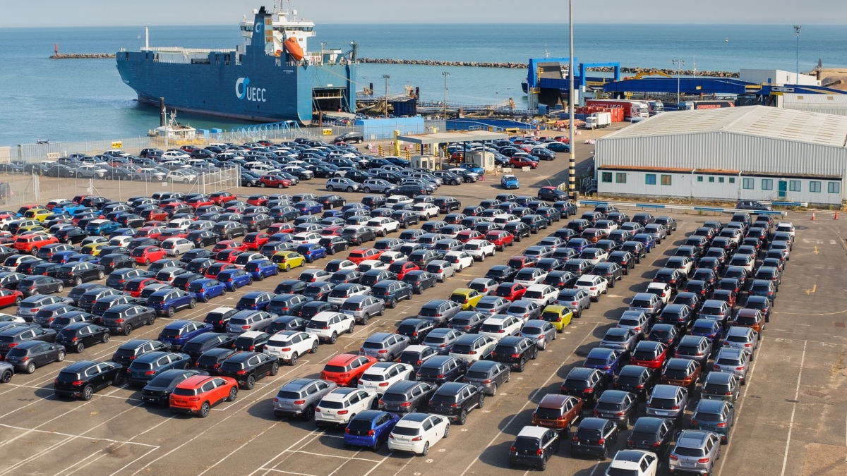 Una campa de coches esperando a embarcar.